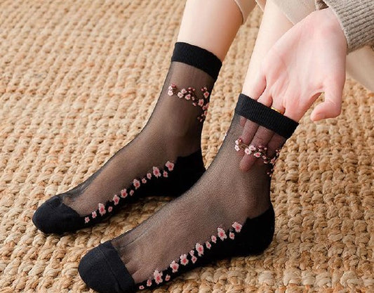 Women's Ankle Sheer Socks With Pink Daisy Pattern